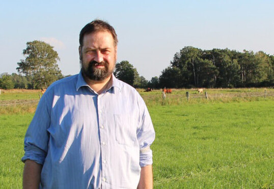 „Es brodelt im ländlichen Raum. Die Land- und Forstwirtschaft wartet auf Antworten.“ Hennies rechnet damit, dass sich zahlreiche Landwirtinnen und Landwirte aus Niedersachsen am Donnerstag, 21. September, auf den Weg nach Kiel machen.