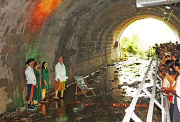 Einen knstlerischen Zugang zum Diskurs bot eine Gesangsdarbietung im Saubach-Tunnel.