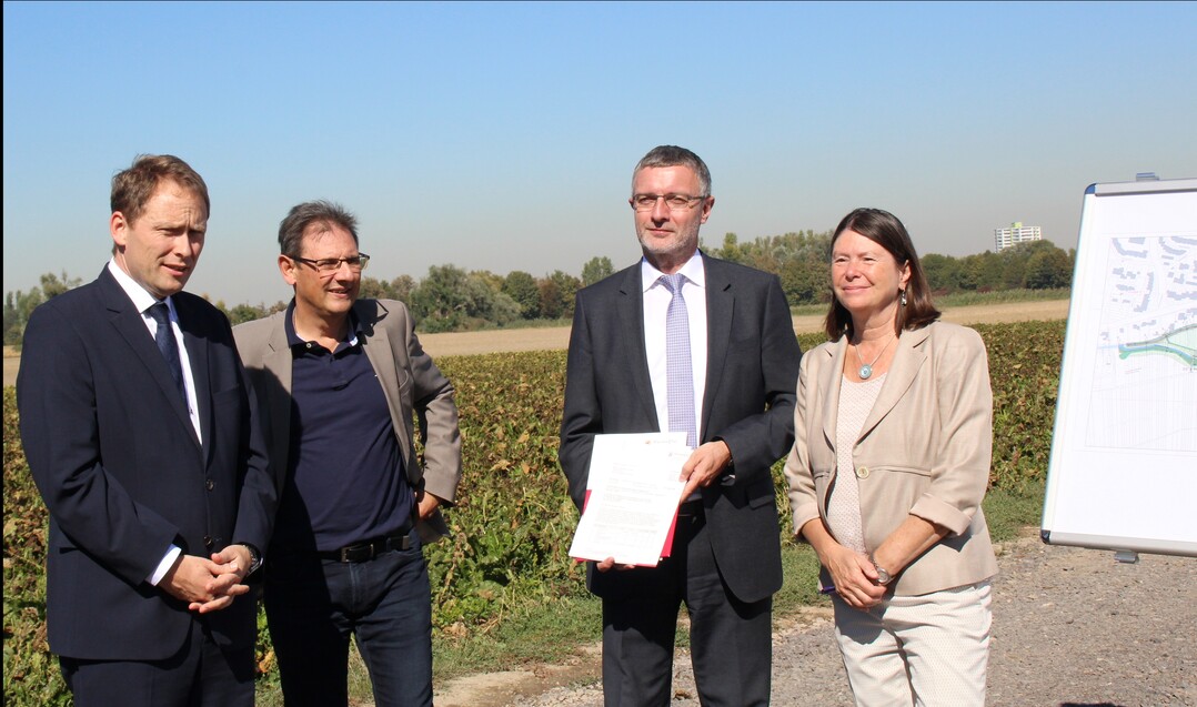 Umweltministerin Ulrike Höfken mit kommunalen Vertretern aus Frankenthal und Ludwigshafen bei der Förderbescheidübergabe am Oggersheimer Altrheingraben