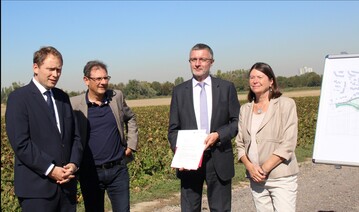Umweltministerin Ulrike Hfken mit kommunalen Vertretern aus Frankenthal und Ludwigshafen bei der Frderbescheidbergabe am Oggersheimer Altrheingraben