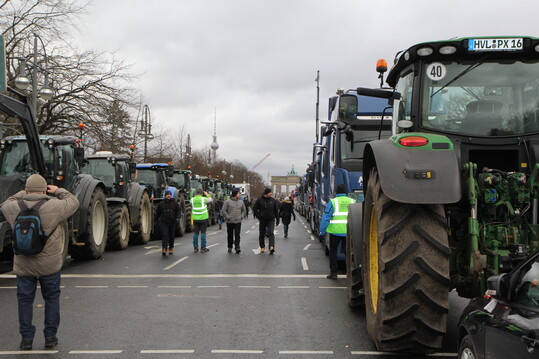 Vielen Landwirten fehlt die Wertschätzung seitens Politik, Handel und Gesellschaft. In Berlin kämpfen sie nicht nur gegen die Streichung der Agrardiesel-Subventionen, sondern auch gegen steigende Kosten und überbordende Bürokratie.
