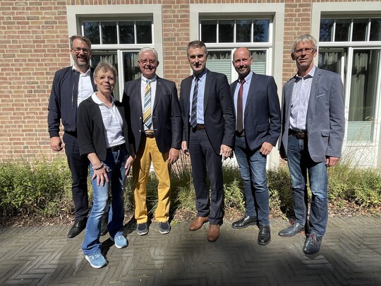 Anlässlich seiner Mitgliederversammlung wurde der Vorstand des NGW neu gewählt: v.l. 
Henner Schönecke,
Carola Reiners, als neues Mitglied des Vorstandes, Friedrich-Otto Ripke, bestätigter Vorsitzender, Geschäftsführer Dieter Oltmann, Thomas Korte und Gernot Kuhlmann, der nicht mehr für eine Neuwahl angetreten war.