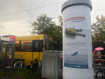 Mit groen Plakaten zum "Showdown im Vorgarten" will NatureLife auf die Tatenlosigkeit beim Artensterben aufmerksamtmachen.