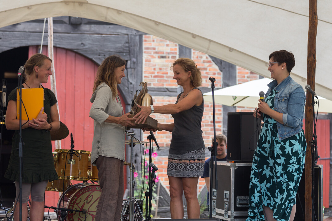 Andrea Gollan, Pokalgewinnerin des Vorjahres, berreichte Anke Braumann den Wanderpokal beim Fest der Biologischen Vielfalt.