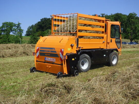 Von Kalinke und Loipfinger wurde der Ladewagen Lapa 130 fr kommunale Gertetrger und Transporter entwickelt. Er lsst sich auch mit einem Frontmhwerk kombinieren.