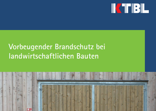 In der KTBL-Schrift werden die vorbeugenden Brandschutzmaßnahmen für landwirtschaftliche Bauten beschrieben.