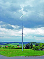 Abb.  2: KWEA mit freistehendem Rohrmast.  ©  Helena Schalimow