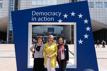 Fhrungsteam von LANDCARE EUROPE am Grndungstag vor dem Europischen Parlament in Brssel (v.l.): Simone Colombo (Legambiente Lombardia, Italien), Vorsitzende Maria Noichl MdEP (DVL, Deutschland), Choncha Salguero (Trashumancia y naturaleza, Spanien)