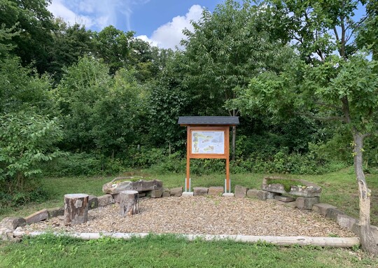 Infotafeln klren darber auf, was im Wald passiert.