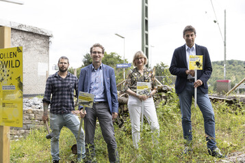 Reisende werden durch auffallende Beschilderung ber Lebensrume informiert: v.l.n.r. Mario Schuldes, Grntec, Nikolaus Hebding, Deutsche Bahn, Eva Stengel Initiatorin der Mini-Wildnis und Matthias Klopfer, Oberbrgermeister der Stadt Schorndorf.