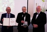 Naturschutzbund-Präsident Univ.-Prof. Dr. Roman Türk (links) und Vizepräsident Dr. Walter Hödl (rechts) ehrten Dr. Erhard Kraus (mittig) für seinen bedeutungsvollen Einsatz für den Naturschutz.