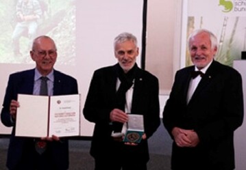 Naturschutzbund-Prsident Univ.-Prof. Dr. Roman Trk (links) und Vizeprsident Dr. Walter Hdl (rechts) ehrten Dr. Erhard Kraus (mittig) fr seinen bedeutungsvollen Einsatz fr den Naturschutz.