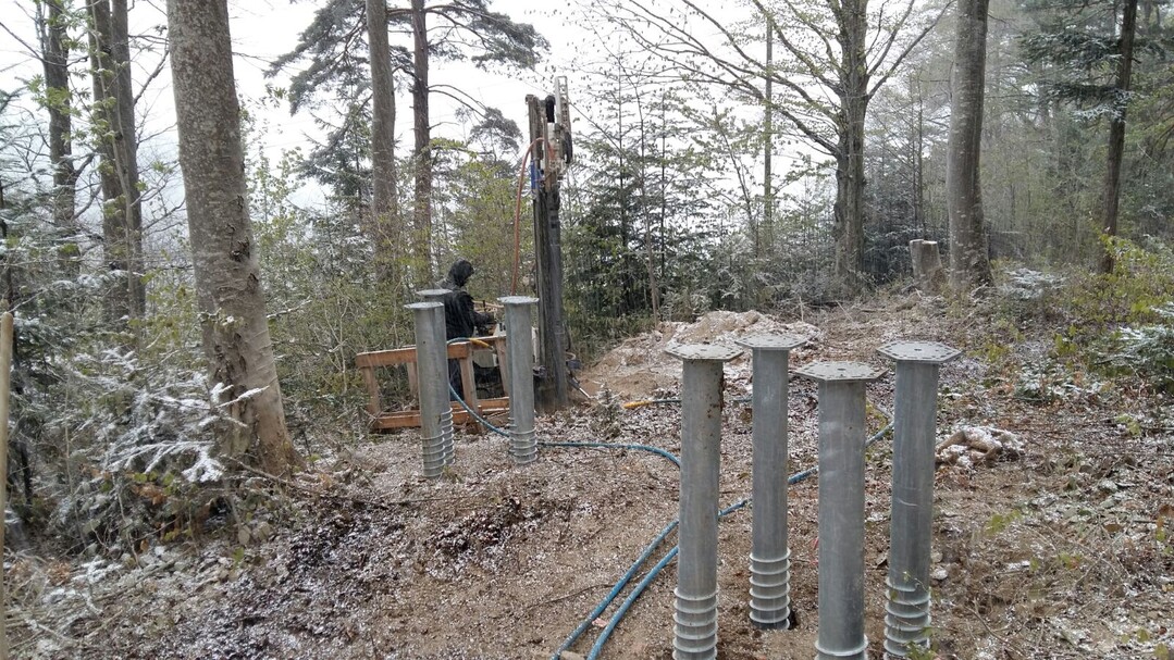 Auf sthlernen Fen steht der Baumwipfelpfad Neckertal. Dank der Schraubfundamente von Krinner gelang eine minimalinvasive Fundamentierung.