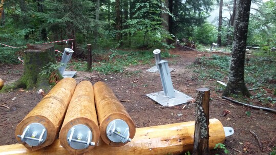 Auf sthlernen Fen steht der Baumwipfelpfad Neckertal. Dank der Schraubfundamente von Krinner gelang eine minimalinvasive Fundamentierung.