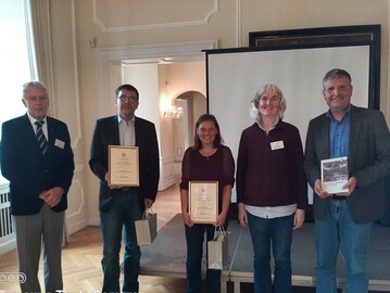 Bei der Preisverleihung: Prof. Dr. Klaus Neumann, DGG-Prsident, Preistrger Prof. Dr.
Ing. Patrick Mder von der TU Ilmenau, Preistrgerin Dr. Jana Wldchen vom Max-Planck-Institut fr Biogeochemie, Dr. Birgitta Goldschmidt, Mitglied des Preiskuratoriums, Prof. Dr. Daniel Dreesmann, Johannes-Gutenberg-Universitt Mainz