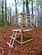 <strong>Abb. 3: </strong>Jagdkanzel im NLP Kellerwald-Edersee. © Mark Harthun Raised hide in the National Park Kellerwald-Edersee.