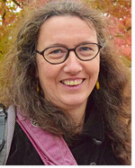 Die Diplombiologin Katrin Schneider arbeitet beim Unabhängigen Institut für Umweltfragen (UfU e. V.) in Halle und engagiert sich mit Korina für das Mangement von Neophyten.