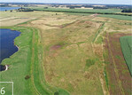 6 Der Polder Drammendorf vor der Renaturierung. Ganz links im Bild der Kubitzer Bodden. Luftaufnahme am 07.11.2019