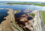 7 Der Polder Drammendorf nach der Renaturierung: Wasser des Kubitzer Boddens überströmt bei leichtem Hochwasser wieder das ehemalige Küstenüberflutungsmoor. Luftaufnahme am 17.04 2020