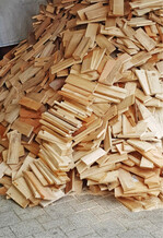 Abb. 3: Paletten und Transportverpackungen aus Holz landen oft schon nach nur einer Nutzung aus Bequemlichkeits- und Opportunitätsgründen als billiger Brennstoff im Hausbrand, obwohl sie als Beitrag zum Klimaschutz besser stofflich genutzt werden sollten. Die stark gestiegenen Preise für fossile Energieträger, aber auch für Brennholz, befördern diese Entwicklung derzeit massiv.