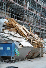 Abb. 4: Paletten und Transportverpackungen aus Holz landen oft schon nach nur einer Nutzung aus Bequemlichkeits- und Opportunitätsgründen als billiger Brennstoff im Hausbrand, obwohl sie als Beitrag zum Klimaschutz besser stofflich genutzt werden sollten. Die stark gestiegenen Preise für fossile Energieträger, aber auch für Brennholz, befördern diese Entwicklung derzeit massiv.