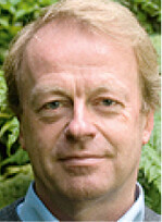 Prof. Dr. Christoph Leuschner lehrt und forscht an der GeorgAugust-Universität Göttingen, Abt. Pflanzenökologie, im Albrecht-von-Haller-Institut für Pflanzenwissenschaften. Studium der Biologie an den Universitäten Freiburg und Göttingen. Promotion und Habilitation im Fach Pflanzenökologie an der Universität Göttingen. 1996–2000 Professor für Ökologie an der Universität Kassel, seit 2000 Professor für Pflanzenökologie an der Universität Göttingen. Mitglied der Göttinger Akademie der Wissenschaften. Forschungsschwerpunkte: Ökologie temperater und tropischer Bäume und Wälder, Klimawandeleffekte auf den Wald, Bedeutung von Urwäldern für die Waldbiodiversität. Zustand und Schutz der Agrarbiodiversität im Acker- und Grünland.