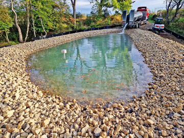 1) Wasser marsch! Mit dem Einfllen des Wassers ist ein Amphibienteich fertig.