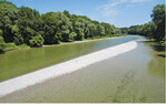 Abb. 3: Naturnahe Fließgewässer als Verbundelemente Grüner Infrastruktur: Isar mit offenen Kiesbänken bei Freising (Abb. 3), Auwald an einem Bach im Neckar-Odenwald-Kreis (Abb. 4). © J. Renk