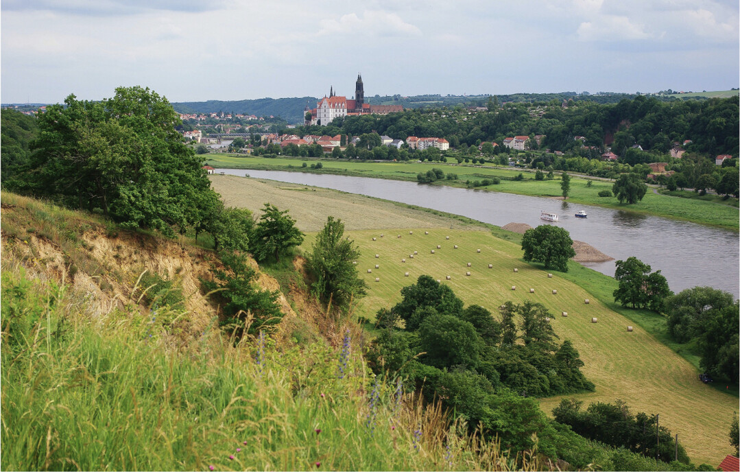  Bild 5: Elbtal und Elbtalhnge bei Meien. Flsse sind Erholungsorte, Verkehrsadern und kologische Verbundachsen, deren Qualitt, Funktionalitt und Umgebung einer europaweiten berwachung unterliegen. 