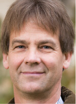 Dr. rer. nat. Ralf-Uwe Syrbe arbeitet am IÖR Dresden. Nach dem Studium Promotion auf dem Gebiet der Landschaftsökologie an der Universität Potsdam. Danach Tätigkeit am UFZ Leipzig und an der Sächsischen Akademie der Wissenschaften. Aktuelle Projekte am IÖR: Indikatoren für Ökosysteme, ihre Zuständen und Leistungen sowie Grüne Infrastruktur in Städten. Lehraufträge für Landschaftsökologie an der Hochschule Anhalt und an der CUMT in Xuzhou (China).