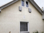 Zwei Fledermauskästen an einer Hausfassade.