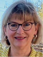 Eva Stengel hat 2019 ihre Initiative „sinnvoll handeln DAS TUN WIR“ mit Angeboten im Bereich Naturschutz für Kommunen und Unternehmen aufgebaut – ausgehend von ihrem Beratungsbüro für Marketing-Kommunikation. Sie ist mit einem Netzwerk von Experten und Expertinnen verbunden. Mit der Kampagne Miniwildnis möchte sie auf Sehgewohnheiten einwirken und Verständnis für die Wichtigkeit von Artenvielfalt wecken.