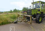 7 Ein Landwirt mäht mit seitlich verschiebbarem Balkenmäher.