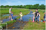 5 Umweltbildung ist eine wichtige Aufgabe der Biologischen Station. Hier entdecken Kinder den Scharmbecker Bach.