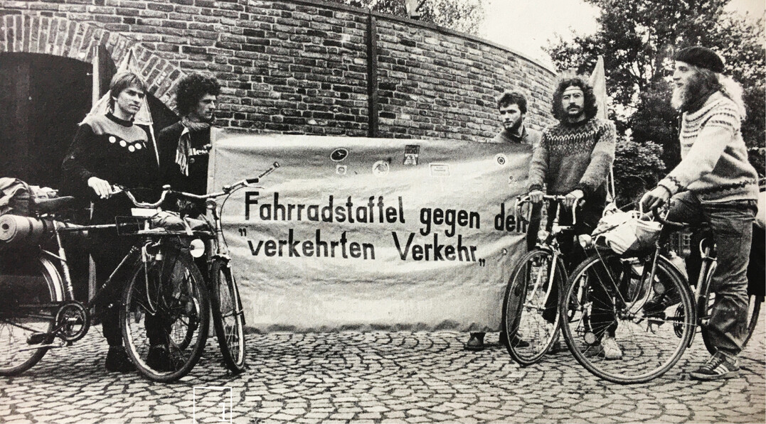 1 Mit dem Rad übt die Jugend Kritik am wachsenden Sektor der Automobilität.