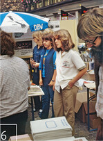 6 Mit eigenen Ständen weist die Jugend der 70er auf ihre Anliegen hin.