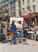 7 Musik schafft Aufmerksamkeit, hier in der Kasseler Innenstadt.