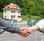 5 Symbolischer Handschlag: Im Projekt rückten die beiden Nationalparks auf beiden Seiten der Thaya zusammen.