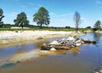 Foto 2: Totholz- und Blocksteininseln zur Förderung der Strukturvielfalt im Gewässer