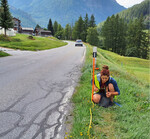 Eine Forscherin der ETH Zürich erfasst gebietsfremde Pflanzenarten entlang einer Bergstraße im Wallis