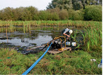 Abb. 4: Abpumpen eines abflusslosen Kleingewässers.  
Draining of a small water body without an outlet.