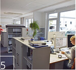 5 Die Planungszentrale des Büros: Die großen Räume wurden durch Regale unterteilt. So ist das Büro nicht zu offen und dennoch übersichtlich.