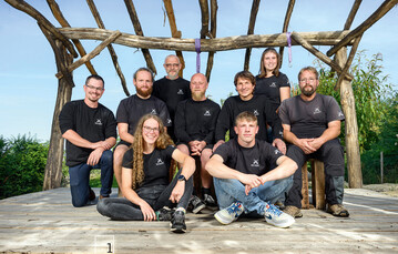 1 Das Team von Rolf Schmitt arbeitet nicht nur zusammen: Hier sind Freundschaften entstanden.