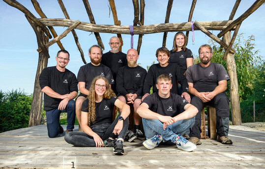 1 Das Team von Rolf Schmitt arbeitet nicht nur zusammen: Hier sind Freundschaften entstanden.