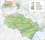 Abb. 3 : Die Karte des geplanten Nationalparks Locarnese zeigt, dass von Wäldern geprägte Landschaften (Waldtextur) dominieren. Die anderen charakteristischen Kulturlandschaften sind in ihrer Flächernausdehnung viel kleiner (z.B. Patrimoinetextur; dazu gehören Terrassenlandschaften, Maiensässlandschaften etc.), tragen aber wesentlich zur Diversität und damit zur landschaftlichen Qualität der Region bei (Quelle: Gianoni & Padovan 2015a/b; Legende angepasst). The landscape map of the planned Locarnese National Park shows that the area is dominated by forested landscapes (green). But although its other characteristic cultural landscapes are much smaller in size, they contribute significantly to diversity and thus to the regions overall landscape quality (Source:Gianoni & Padovan2015a/b).