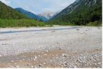 Abb. 2: Natürlicher Flussabschnitt des Rißbachs im Naturpark Karwendel (Österreich) mit sich dynamisch verlagernden Schotterflächen.