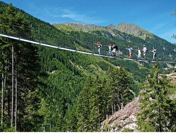 1 Der Alpinsteig Hll Rohrmoos ist dank der Hngebrcke nichts fr schwache Nerven.