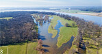 8 In der Luftbildaufnahme lässt sich der Weg des Wassers durch die Auenlandschaft gut erkennen.