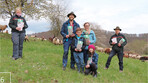 6 Familie Sußebach mit ihren Schafen und den Düngepellets, die im Projekt als Pilotversuch produziert werden.