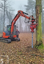 5) Eindrehen des ersten Schraubfundaments in den Boden mittels kleinem Raupenbagger und angebautem Eindrehgerät.